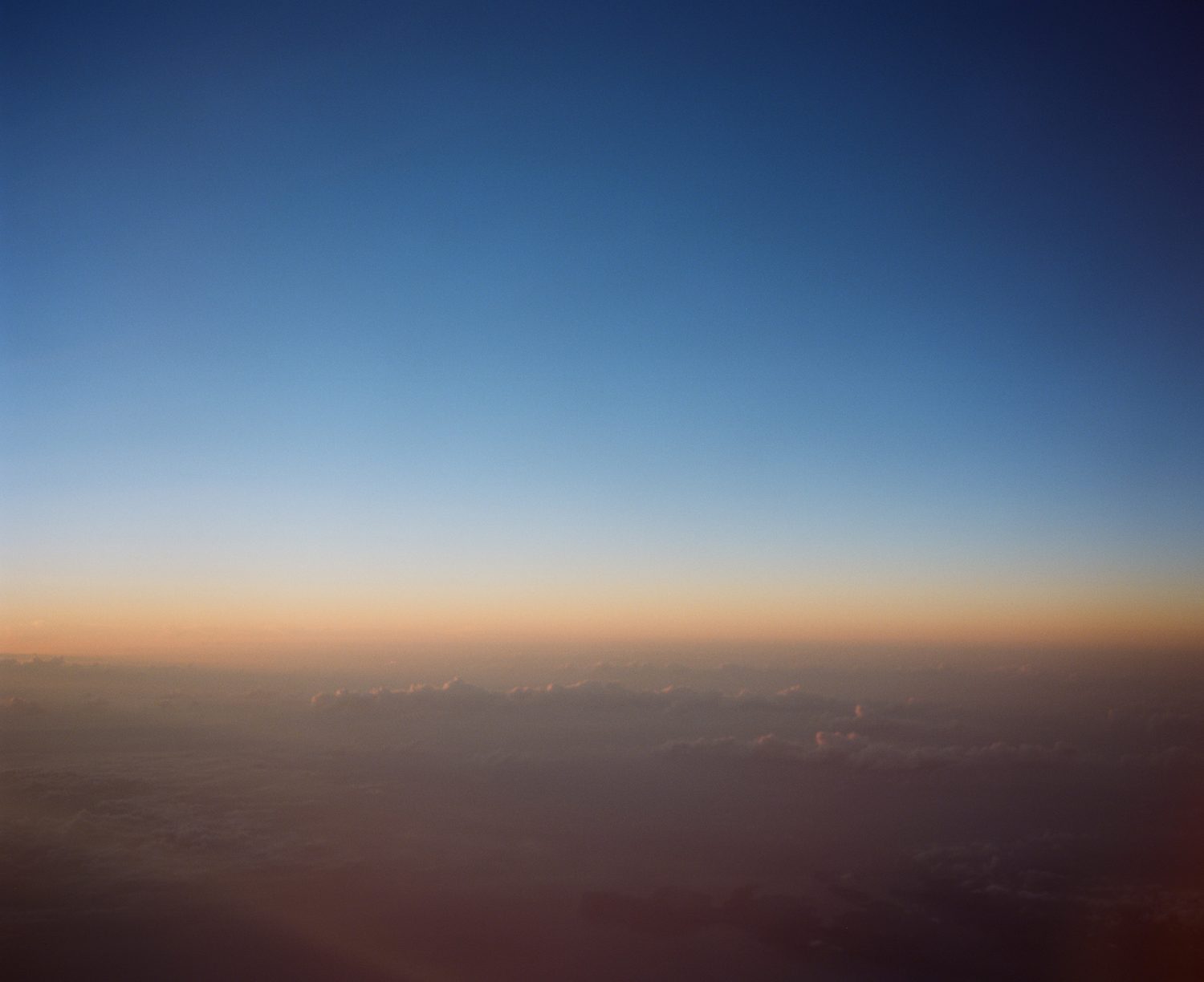 写真家・映像作家 有光（Yuki Arimitsu）作品より、空と地平線